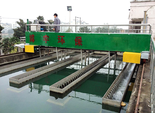 博宇環(huán)保-行車式虹吸泥機(jī).jpg 博宇環(huán)保-行車式虹吸泥機(jī).jpg