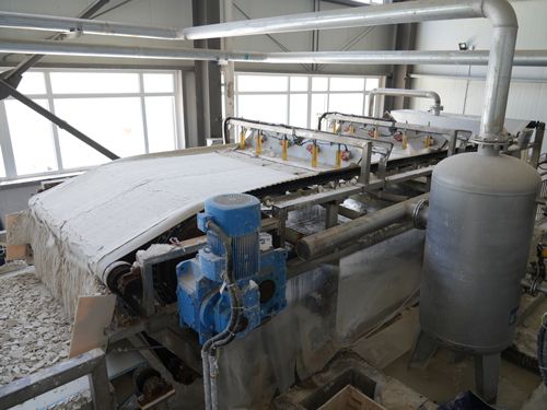 橡膠帶式真空過(guò)濾機(jī)-山東煙臺(tái)碳酸鈣脫水現(xiàn)場(chǎng)